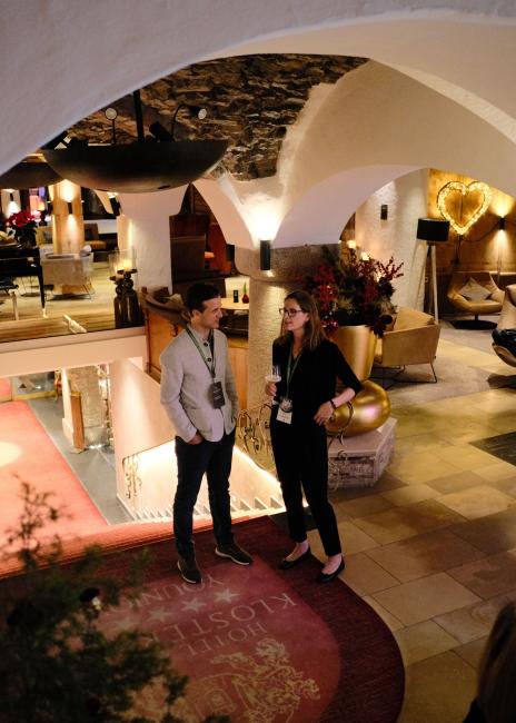 Elias Walser vom TVB Seefeld im Gespräch mit Moderatorin Claudia Plot.