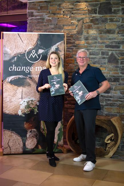 Natalie Stauffer und Peter Ernst vom Kooperationspartner Geberit mit Magazin. 