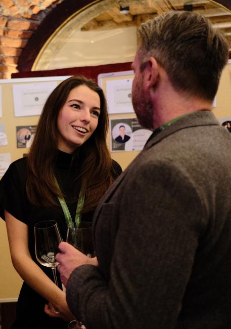 Magdalena Kessler vom Naturhotel Chesa Valisa und Martin Klein vom Hotel Hochschober im Gespräch.
