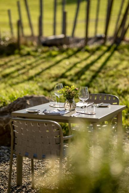 Gedeckter Tisch im Außenbereich der Fuchsegg Eco Lodge