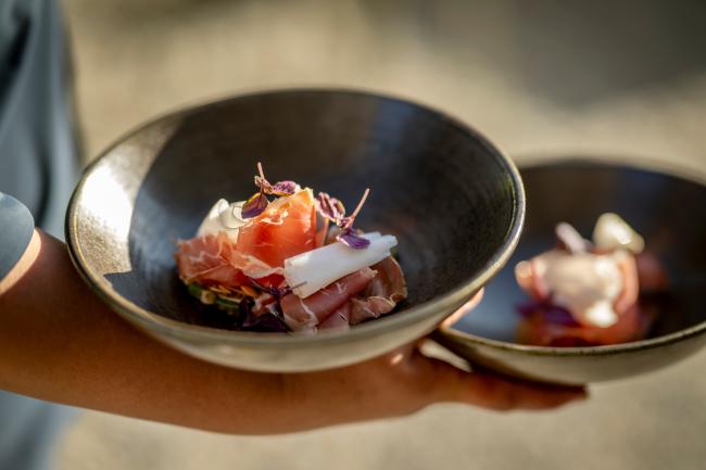 Vorspeise mit Prosciutto wird serviert in der Fuchsegg Eco Lodge