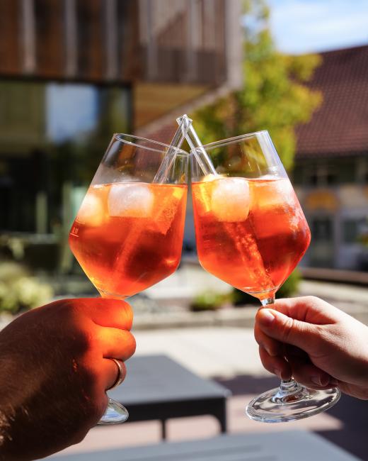 Aperol auf der Terrasse vom Ellgass Allgäu Hotel