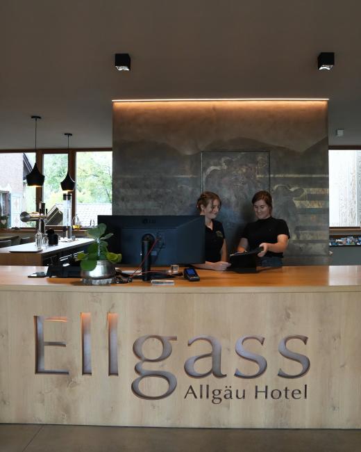 Rezeption im Ellgass Allgäu Hotel