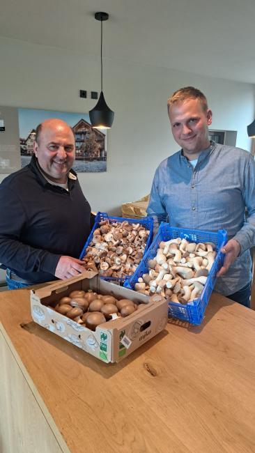 Sepp und Felix Ellgass mit frischen Pilzen