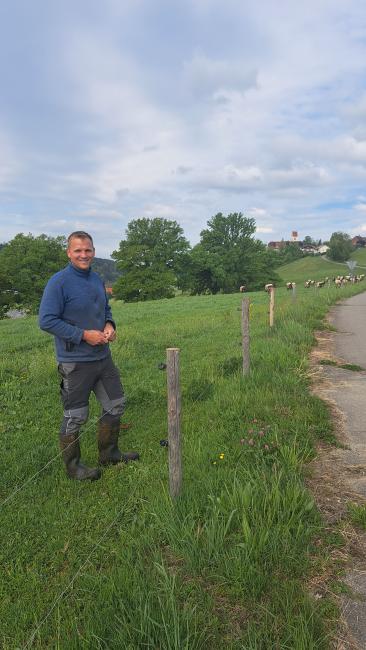 Landwirt Felix Ellgass auf der Weide