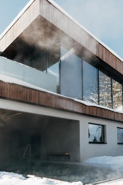 Außenansicht mit Pool im Winter