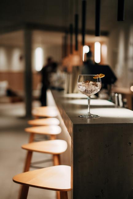 Bar mit Cocktail im Haus Jausern