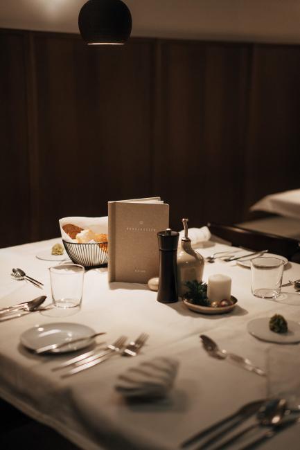 Gedeckter Tisch im Restaurant vom Haus Jausern
