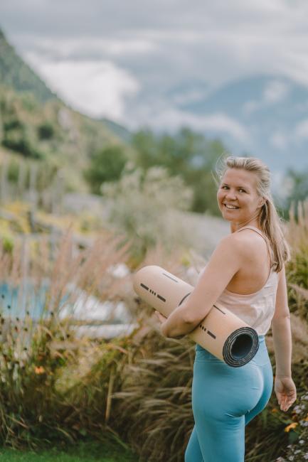 Yogalehrerin mit Matte in Südtirol