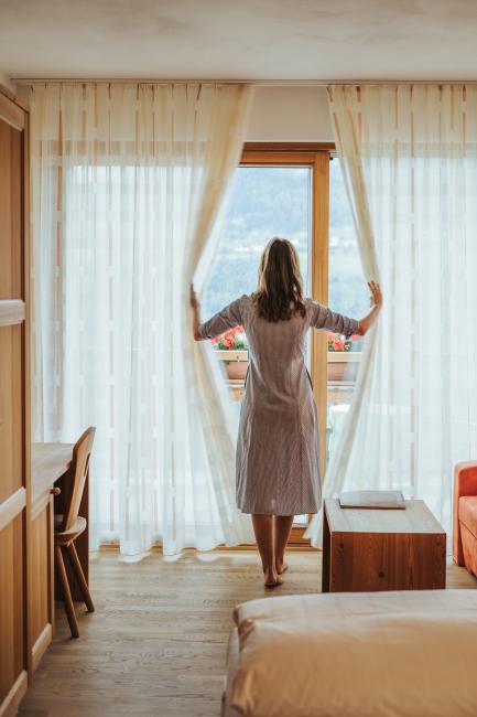 Blick mit Vorhang aus dem Niedermair in Südtirol