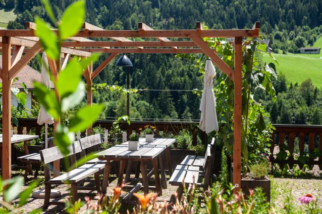 Pergola auf der Terrasse vom Bio- & Bikehotel Steineggerhof