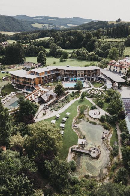 Change Maker Hotel Naturhotel Molzbachhof Holzbau Garten Blick von oben