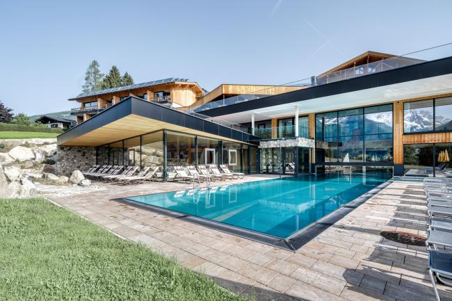 Change Maker Hotel Sonnberghof Sommer Pool aussen