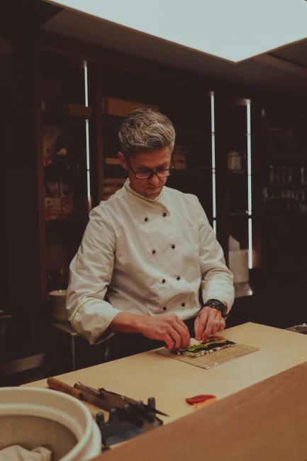 Sushi-Koch im Restaurant Böken