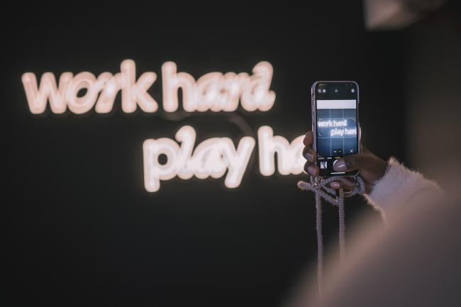 work hard play hard Schriftzug