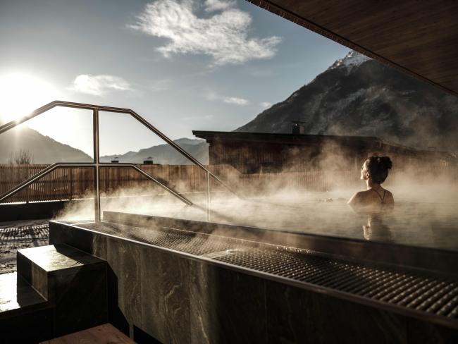 Frau im Außenpool vom Naturhotel Outside