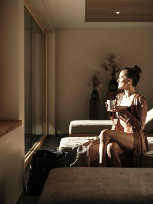 Frau mit Tee im Spa-Ruheraum vom Naturhotel Outside