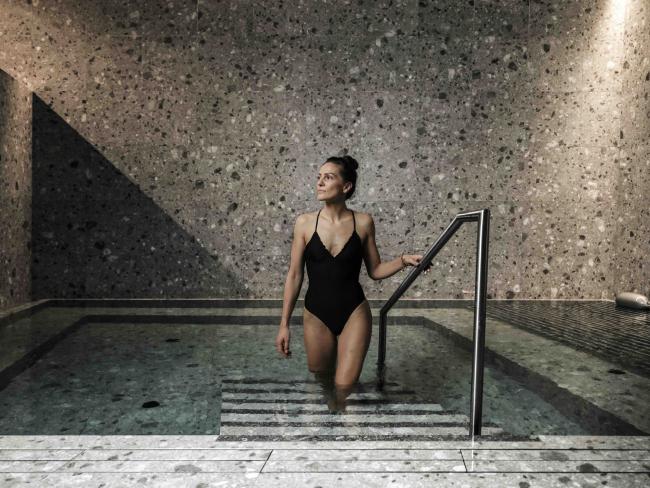 Frau steigt aus Pool