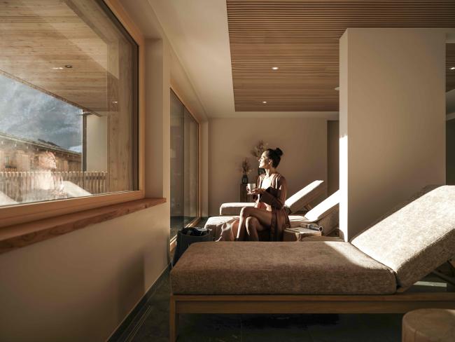 Frau mit Tee im Spa-Ruheraum