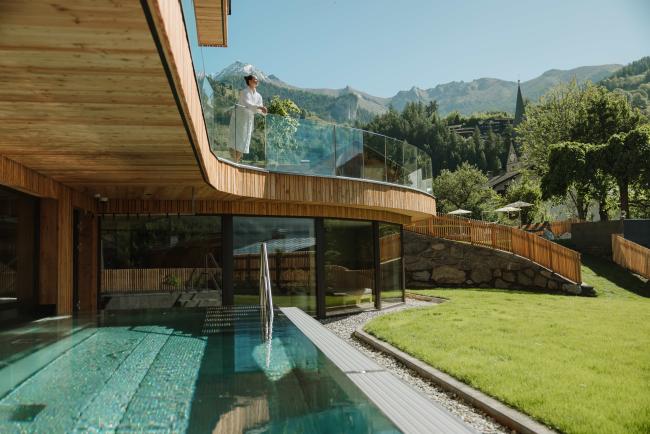 Frau auf Spa-Terrasse des Naturhotel Outside