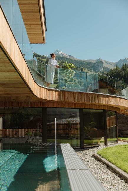 Frau auf Spa-Terrasse vom Naturhotel Outside