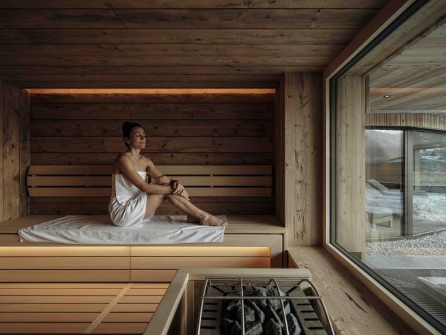 Frau in Sauna vom Naturhotel Outside