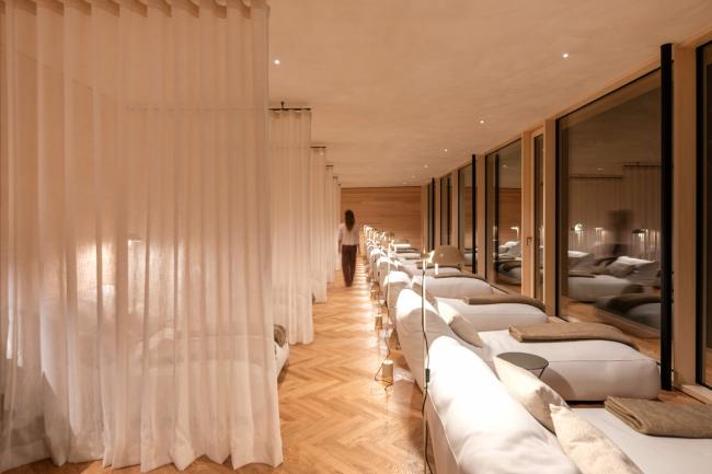 Frau im Ruhehaus im Hotel Sturm