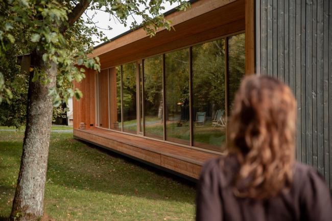 Frau vor Ruhehaus im Garten des Hotel Sturm