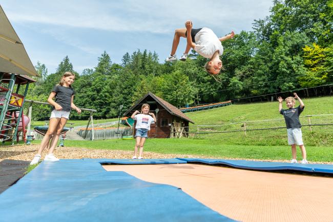 Waldhof Fuschlsee Resort Trampolin Kinder