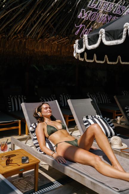 Frau auf Sonnenliege