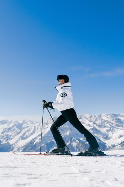 Frau beim Skifahren im Zillertal
