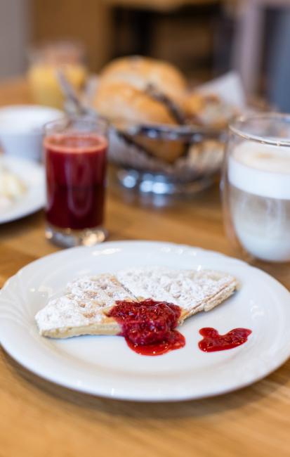 CMH_Naturhotel Outside_Kulinarik_Frühstück_Waffeln