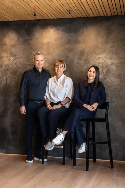 Fuchsegg Eco Lodge Gastgeber: Eigentümer Kerim und Carmen Can mit Hotelmanagerin Mona Lipburger