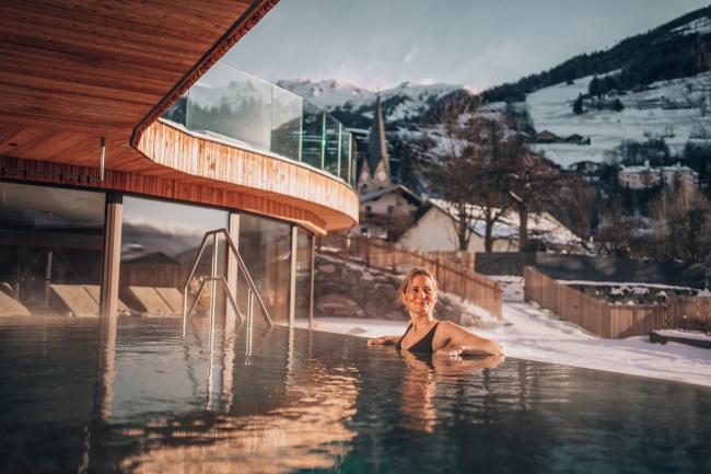 Frau im Pool im Naturhotel Outside