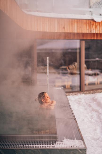 Frau im Pool im Naturhotel Outside