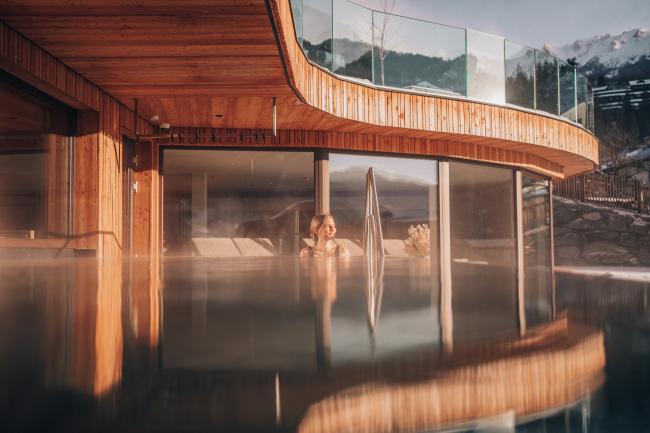 Frau im Pool im Naturhotel Outside