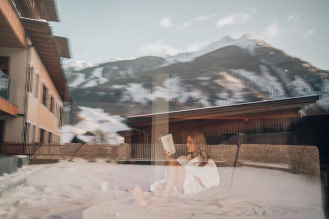 Frau mit Buch im Ruheraum im Naturhotel Outside