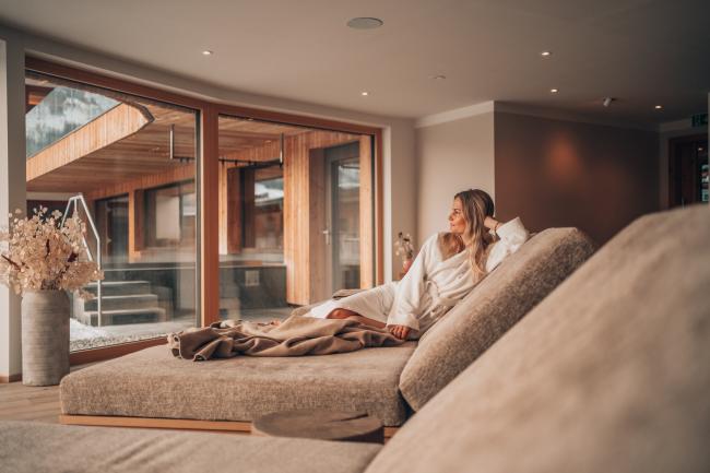 Frau im Ruheraum im Naturhotel Outside