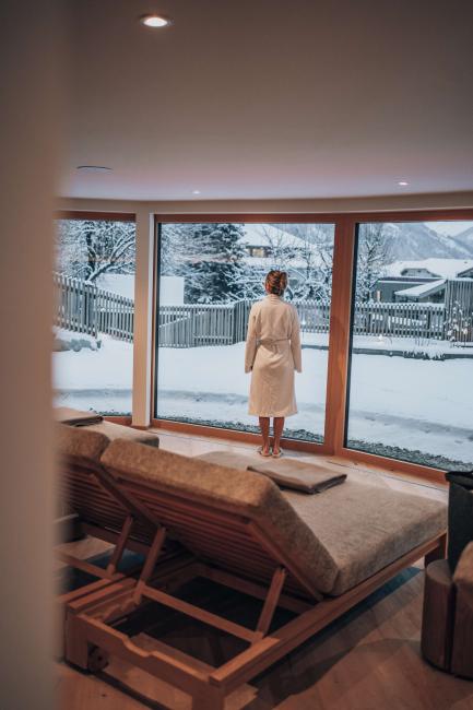 Frau im Ruheraum im Naturhotel Outside