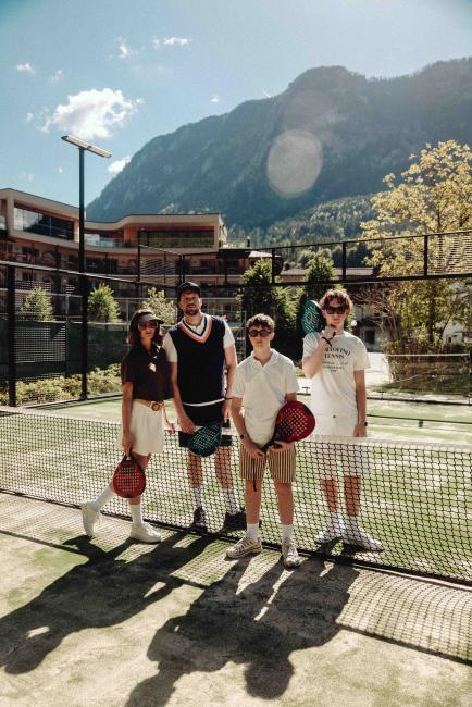 Familie beim Paddle-Tennis im Post Family Resort