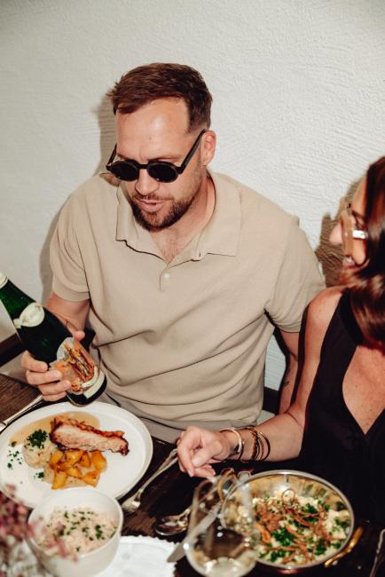 Paar beim Essen im Post Family Resort