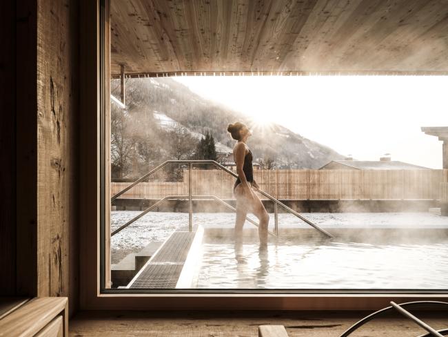 Naturhotel Outside Outdoorpool Sauna Frau