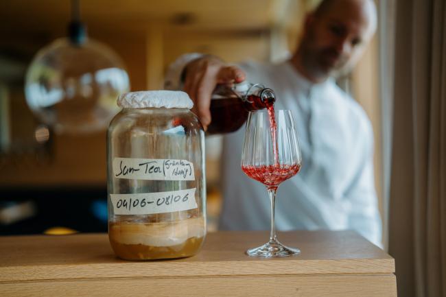 Getränk wird eingeschenkt