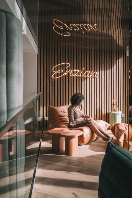 Frau mit Drink in Bar