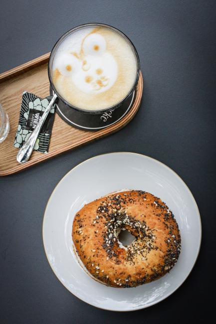 Cappuccino und Bagel in der Kaffee- und Aperitivo Bar Der Schöne Ernst im Hotel Henriette