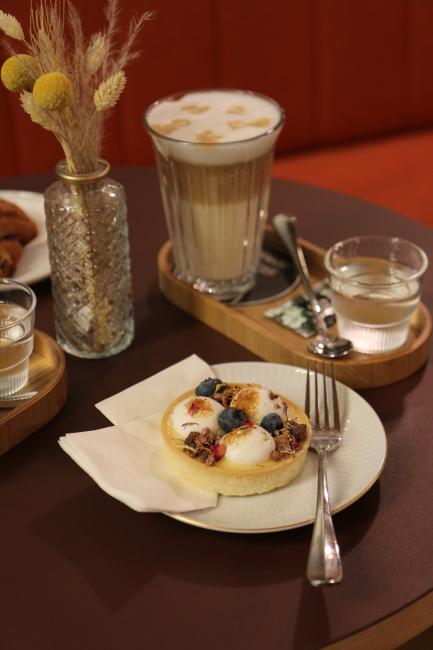 Latte Macchiato und Tartelette in der Kaffee- und Aperitivo Bar Der Schöne Ernst im Hotel Henriette