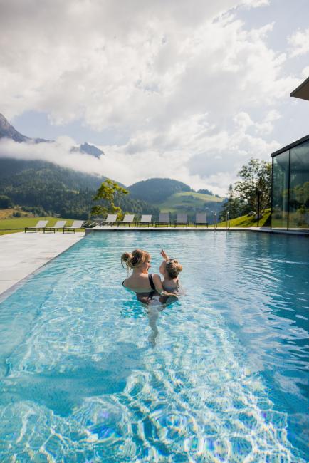 Naturresort Puradies Frau mit Kind im Outdoorpool
