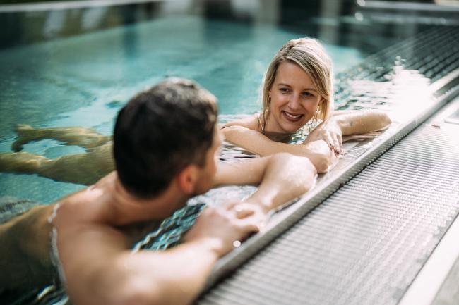 Gut Trattlerhof Paar im Pool