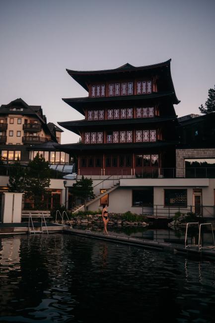 Seebad und Chinaturm in Abenddämmerung im Hotel Hochschober