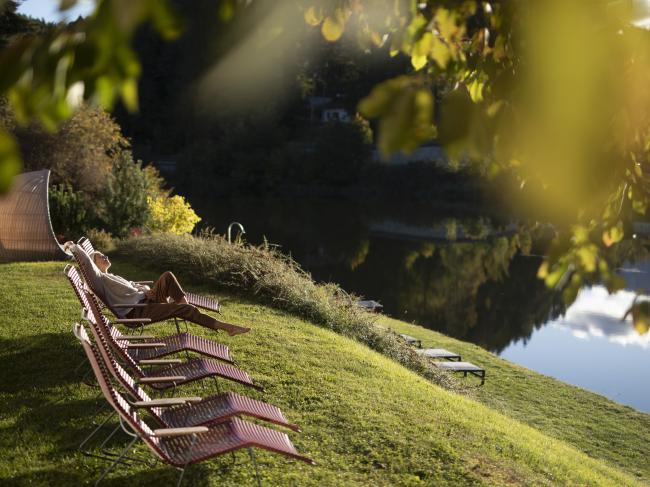 Liegewiese am See im Weihrerhof